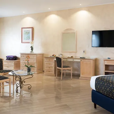 Sant Alphio Garden & فندق