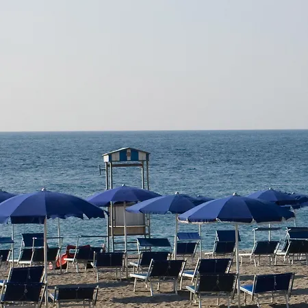 Sant Alphio Garden & فندق