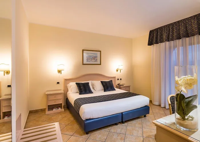 Sant Alphio Garden & מלון 4*