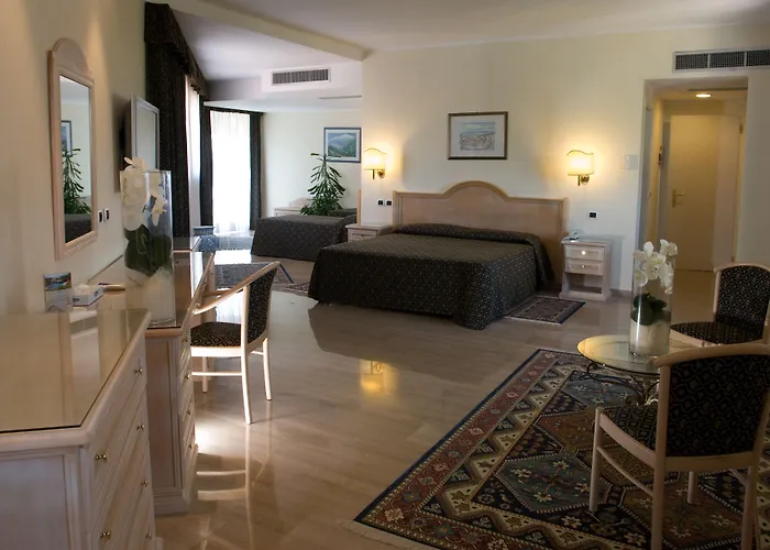 מלון Sant Alphio Garden &